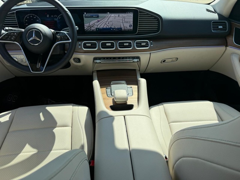 Mercedes-Benz GLE Vehicle Full-screen Gallery Image 13