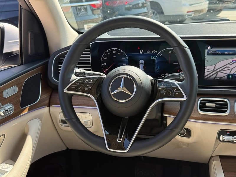 Mercedes-Benz GLE Vehicle Full-screen Gallery Image 14