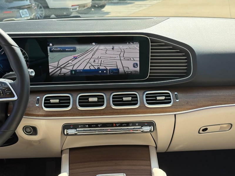 Mercedes-Benz GLE Vehicle Full-screen Gallery Image 15
