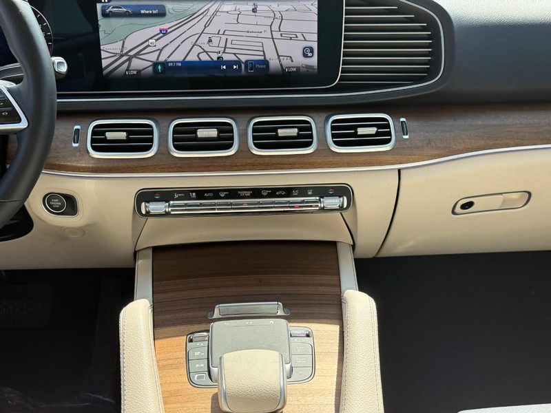 Mercedes-Benz GLE Vehicle Full-screen Gallery Image 16