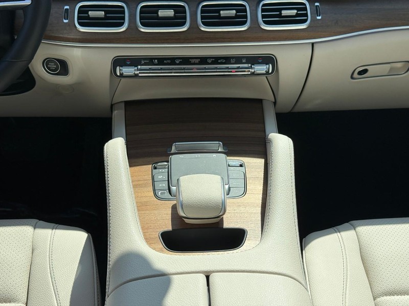 Mercedes-Benz GLE Vehicle Full-screen Gallery Image 17
