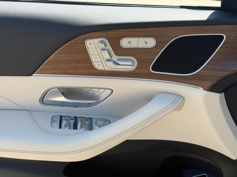Mercedes-Benz GLE Vehicle Full-screen Gallery Image 18