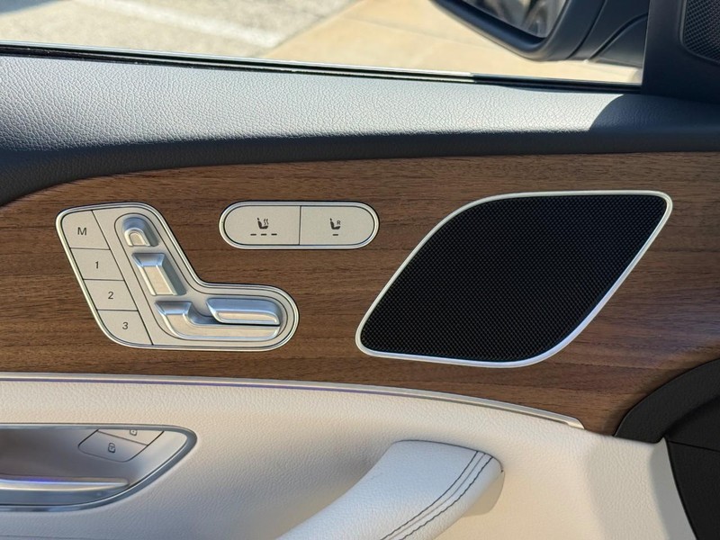 Mercedes-Benz GLE Vehicle Full-screen Gallery Image 19