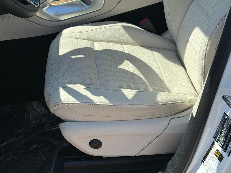 Mercedes-Benz GLE Vehicle Full-screen Gallery Image 20