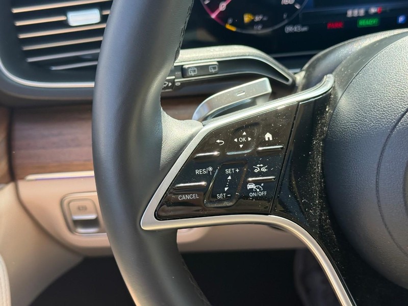 Mercedes-Benz GLE Vehicle Full-screen Gallery Image 21