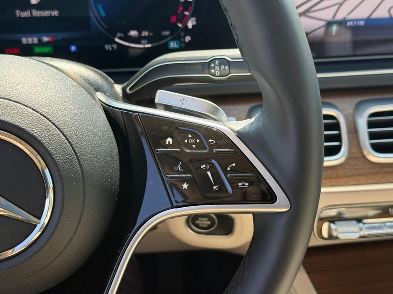 Mercedes-Benz GLE Vehicle Full-screen Gallery Image 22