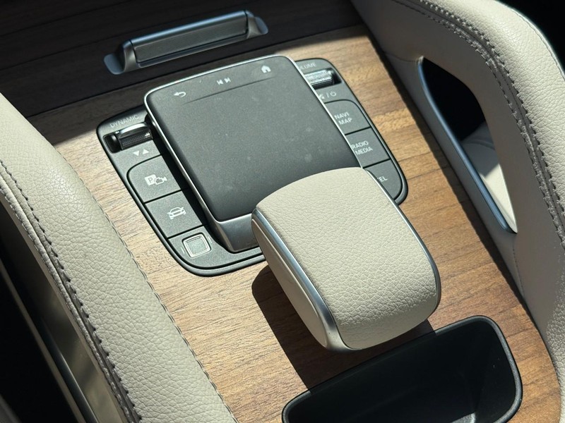 Mercedes-Benz GLE Vehicle Full-screen Gallery Image 23