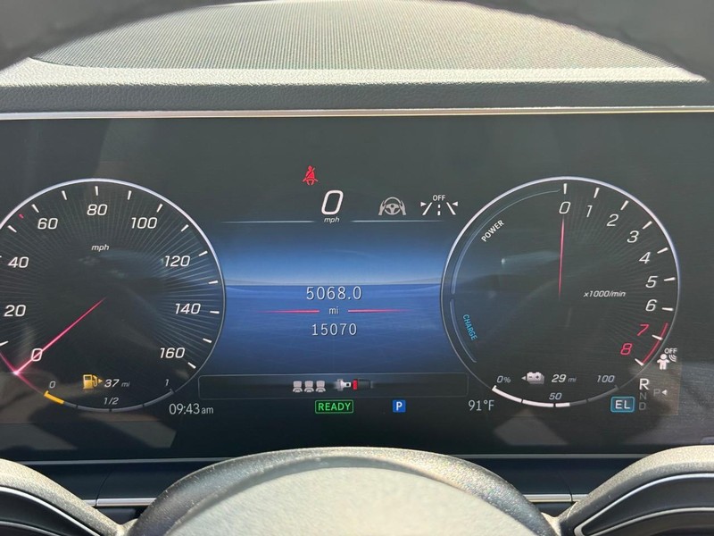 Mercedes-Benz GLE Vehicle Full-screen Gallery Image 24