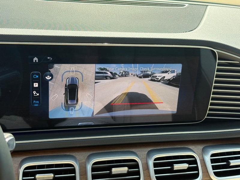 Mercedes-Benz GLE Vehicle Full-screen Gallery Image 25