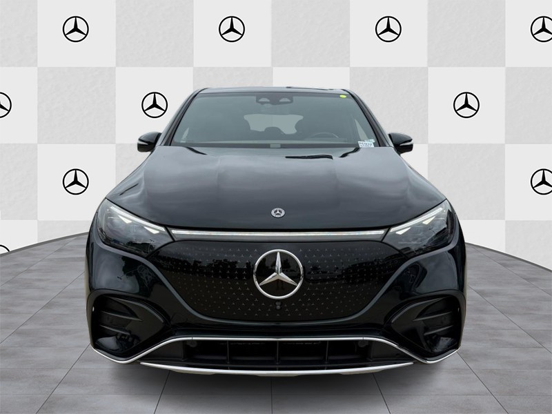 Mercedes-Benz EQE Vehicle Full-screen Gallery Image 7