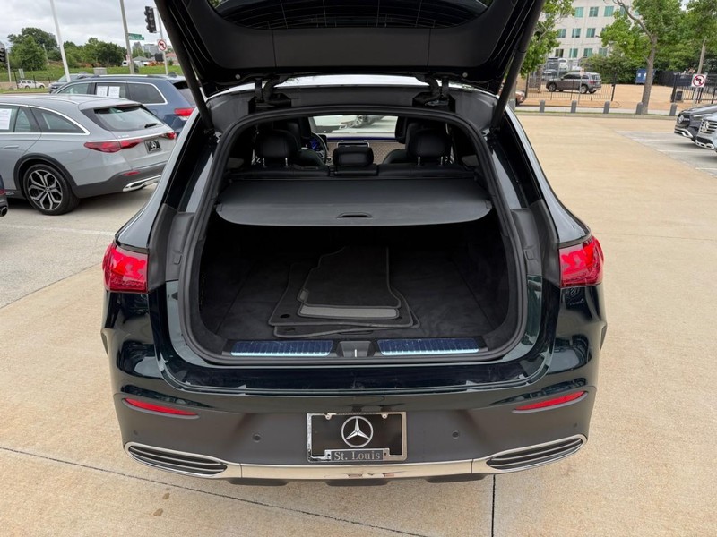 Mercedes-Benz EQE Vehicle Full-screen Gallery Image 8