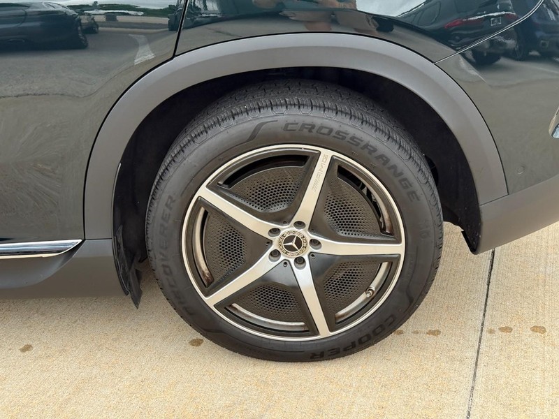 Mercedes-Benz EQE Vehicle Full-screen Gallery Image 9