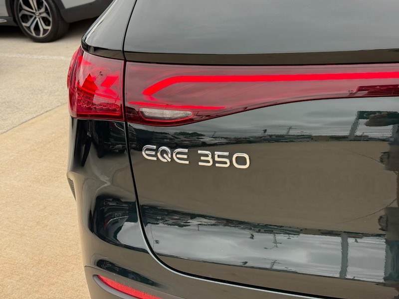 Mercedes-Benz EQE Vehicle Full-screen Gallery Image 10
