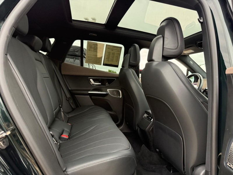Mercedes-Benz EQE Vehicle Full-screen Gallery Image 12