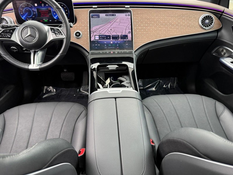 Mercedes-Benz EQE Vehicle Full-screen Gallery Image 13