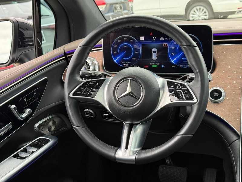 Mercedes-Benz EQE Vehicle Full-screen Gallery Image 14