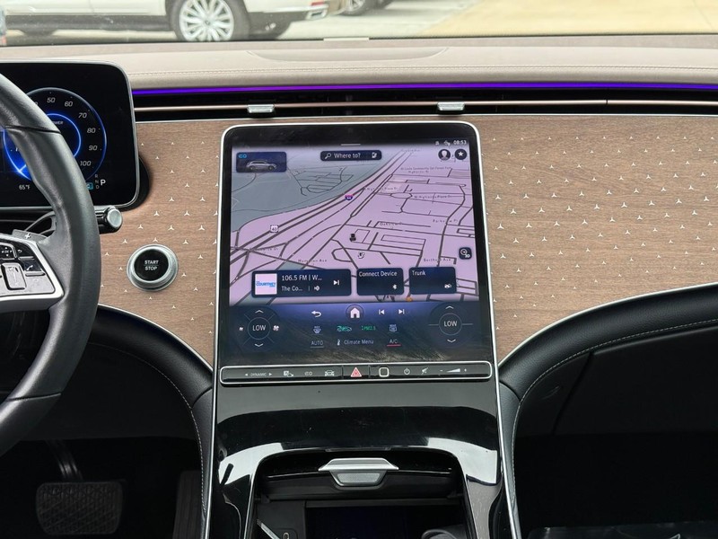 Mercedes-Benz EQE Vehicle Full-screen Gallery Image 15