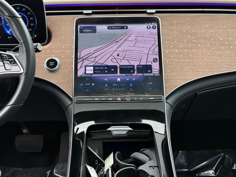 Mercedes-Benz EQE Vehicle Full-screen Gallery Image 16