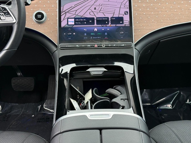 Mercedes-Benz EQE Vehicle Full-screen Gallery Image 17