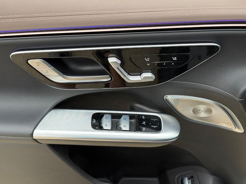 Mercedes-Benz EQE Vehicle Full-screen Gallery Image 18