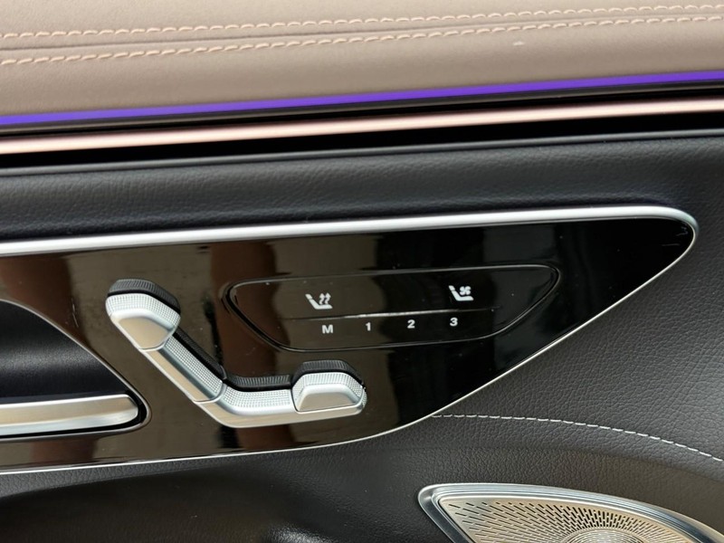Mercedes-Benz EQE Vehicle Full-screen Gallery Image 19