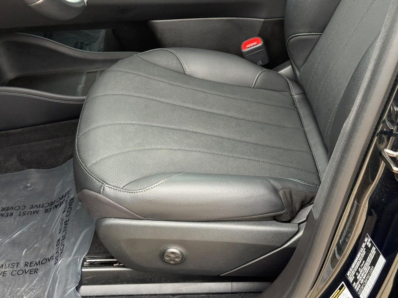 Mercedes-Benz EQE Vehicle Full-screen Gallery Image 20