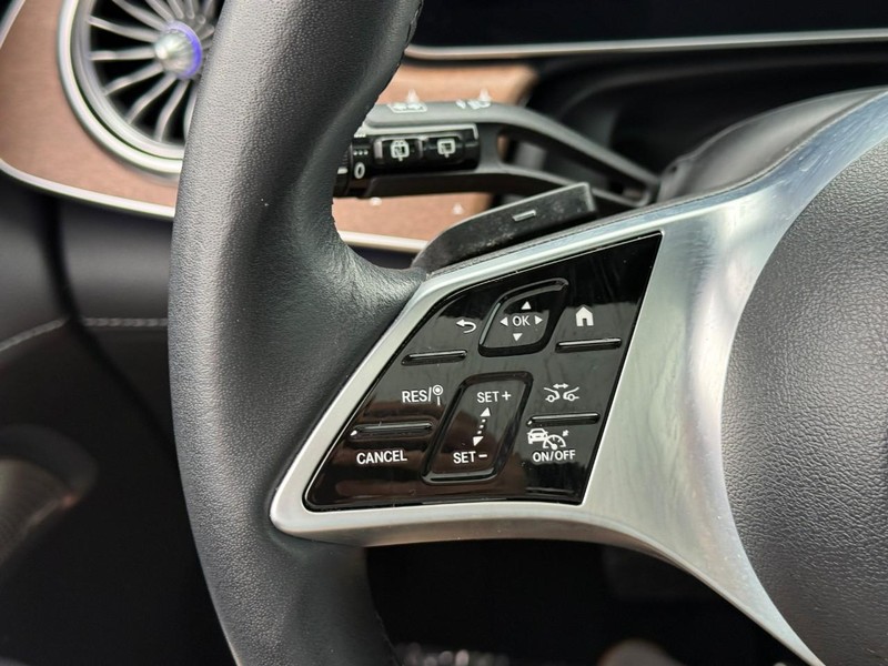 Mercedes-Benz EQE Vehicle Full-screen Gallery Image 21