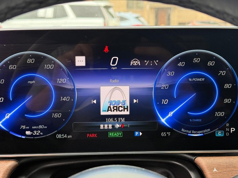 Mercedes-Benz EQE Vehicle Full-screen Gallery Image 23
