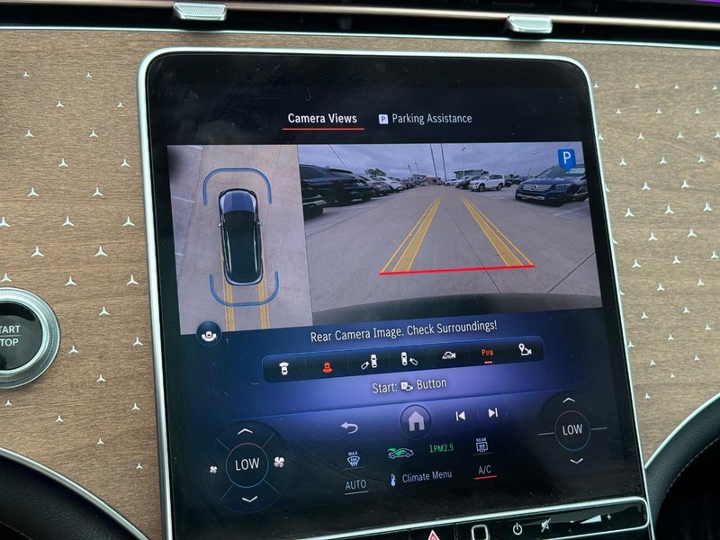 Mercedes-Benz EQE Vehicle Full-screen Gallery Image 24