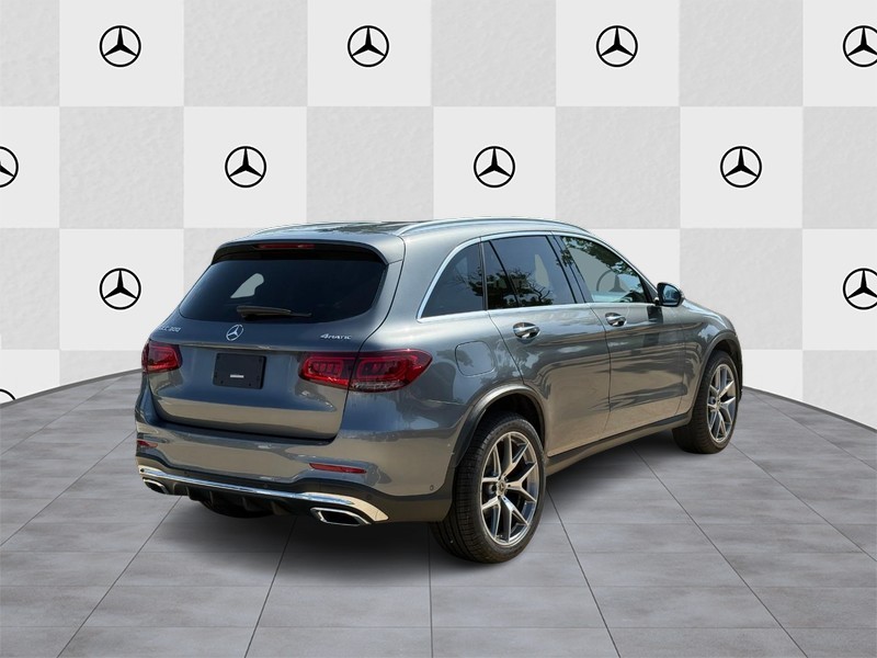 Mercedes-Benz GLC Vehicle Full-screen Gallery Image 3