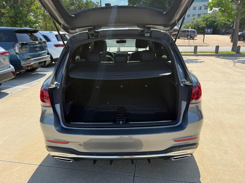 Mercedes-Benz GLC Vehicle Full-screen Gallery Image 8