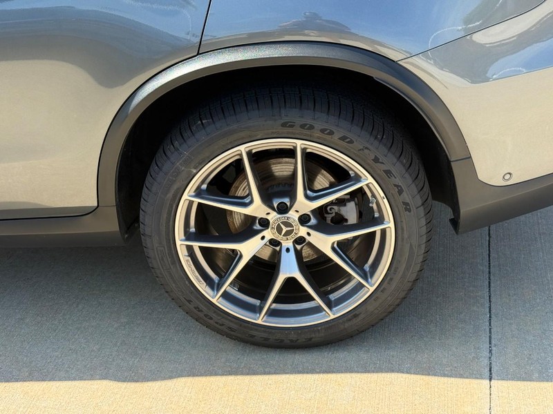 Mercedes-Benz GLC Vehicle Full-screen Gallery Image 9