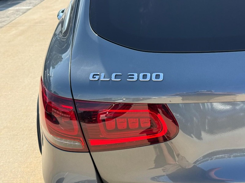 Mercedes-Benz GLC Vehicle Full-screen Gallery Image 10