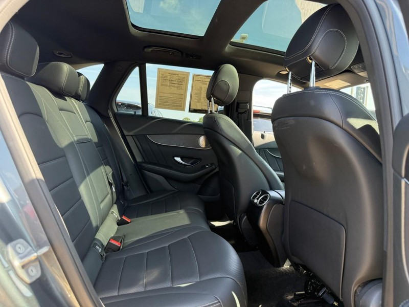 Mercedes-Benz GLC Vehicle Full-screen Gallery Image 12