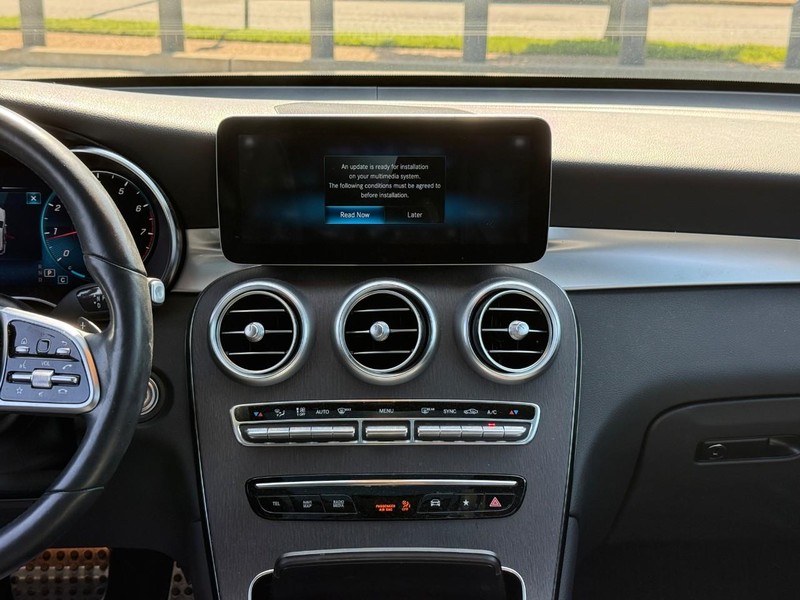 Mercedes-Benz GLC Vehicle Full-screen Gallery Image 15