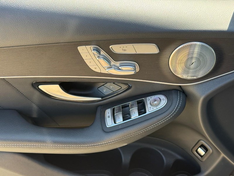 Mercedes-Benz GLC Vehicle Full-screen Gallery Image 17