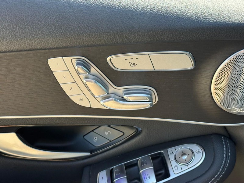 Mercedes-Benz GLC Vehicle Full-screen Gallery Image 18