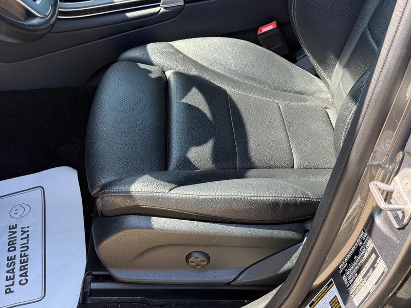Mercedes-Benz GLC Vehicle Full-screen Gallery Image 19