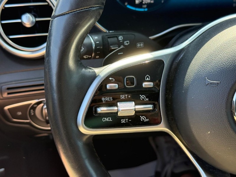 Mercedes-Benz GLC Vehicle Full-screen Gallery Image 20