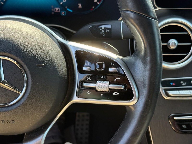 Mercedes-Benz GLC Vehicle Full-screen Gallery Image 21