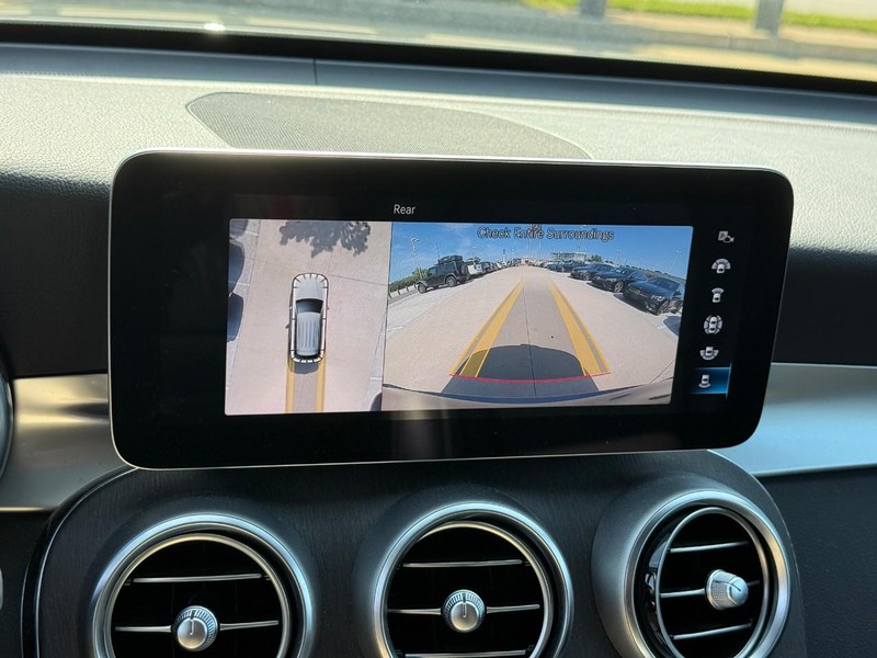 Mercedes-Benz GLC Vehicle Full-screen Gallery Image 23