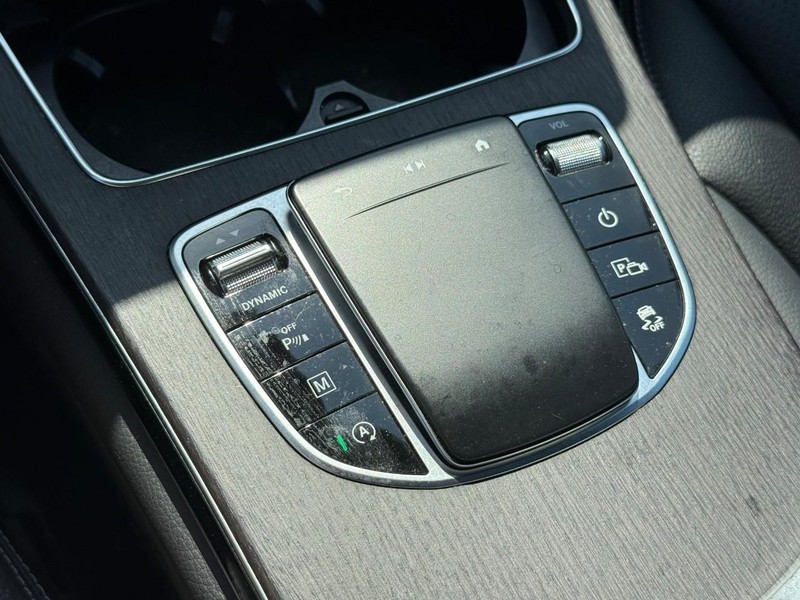 Mercedes-Benz GLC Vehicle Full-screen Gallery Image 24