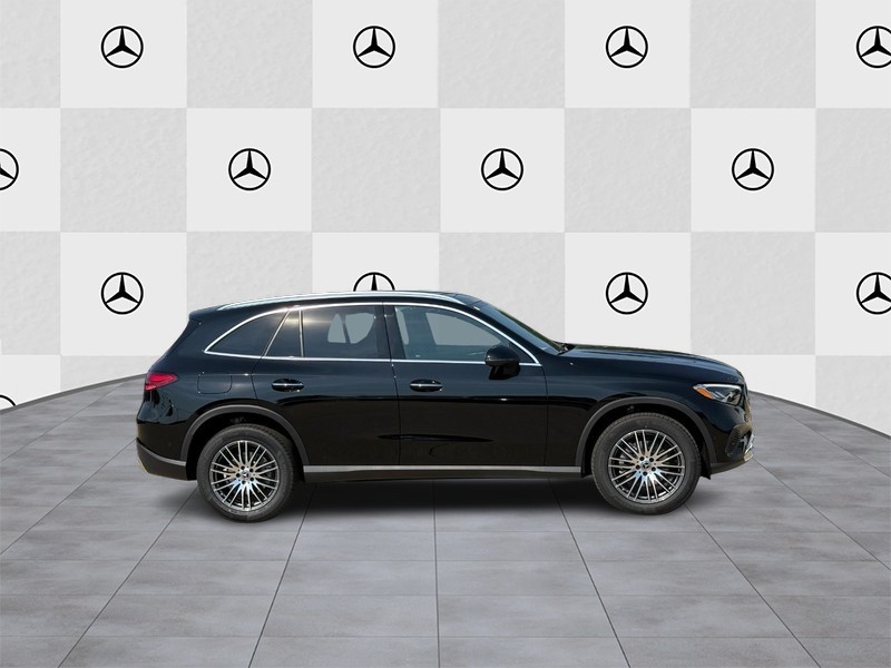 Mercedes-Benz GLC Vehicle Full-screen Gallery Image 2