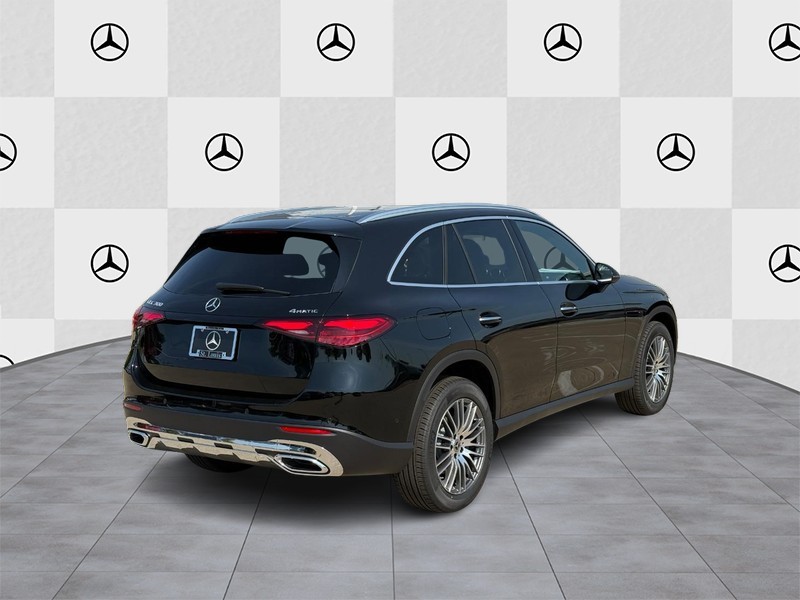 Mercedes-Benz GLC Vehicle Full-screen Gallery Image 3