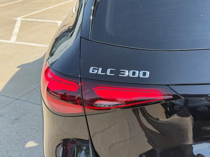 Mercedes-Benz GLC Vehicle Full-screen Gallery Image 4