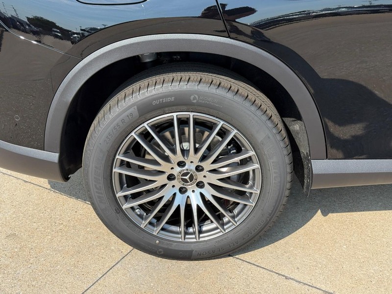 Mercedes-Benz GLC Vehicle Full-screen Gallery Image 6