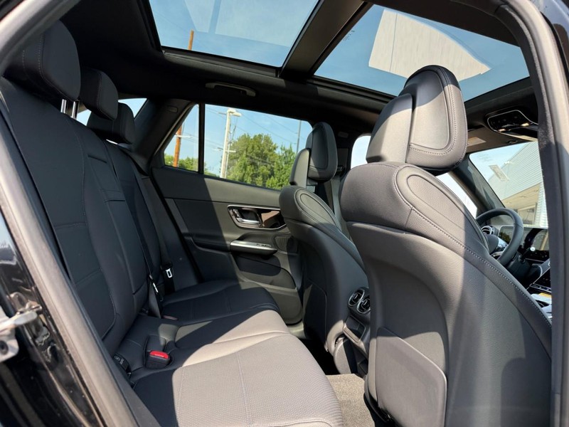 Mercedes-Benz GLC Vehicle Full-screen Gallery Image 7