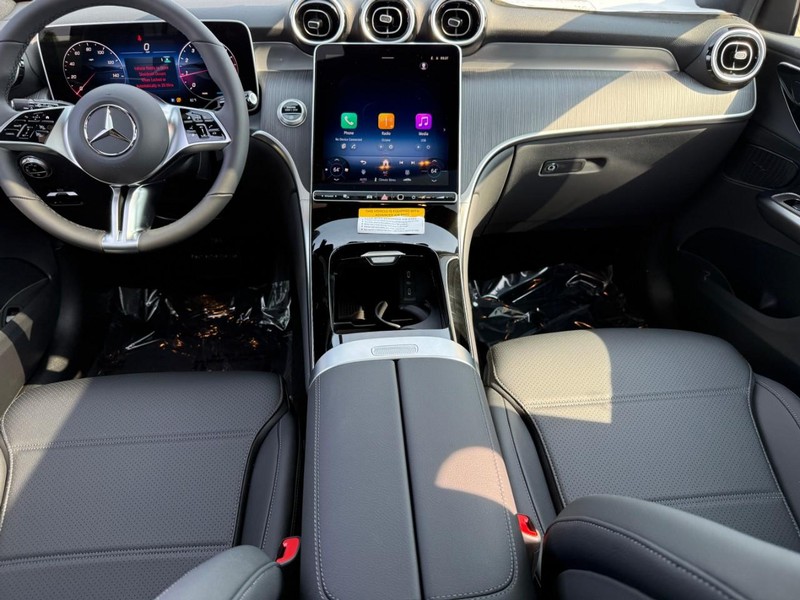 Mercedes-Benz GLC Vehicle Full-screen Gallery Image 8