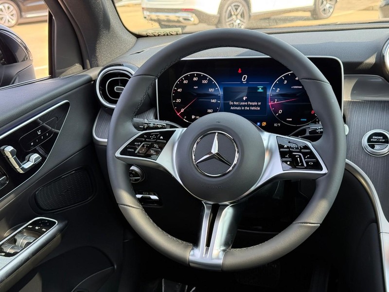 Mercedes-Benz GLC Vehicle Full-screen Gallery Image 9