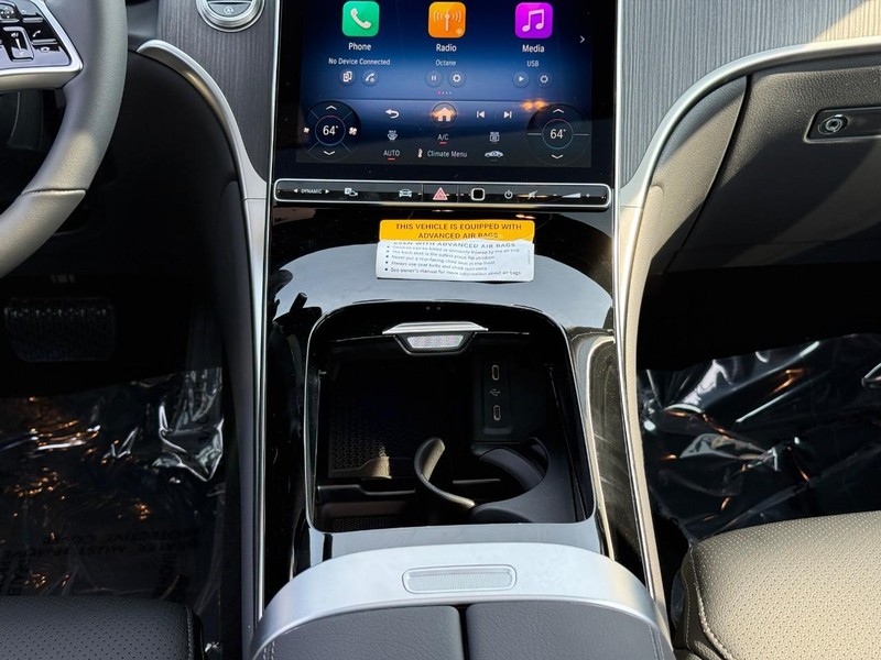 Mercedes-Benz GLC Vehicle Full-screen Gallery Image 12